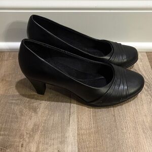 Classic Black Women's Mid Heel Pumps